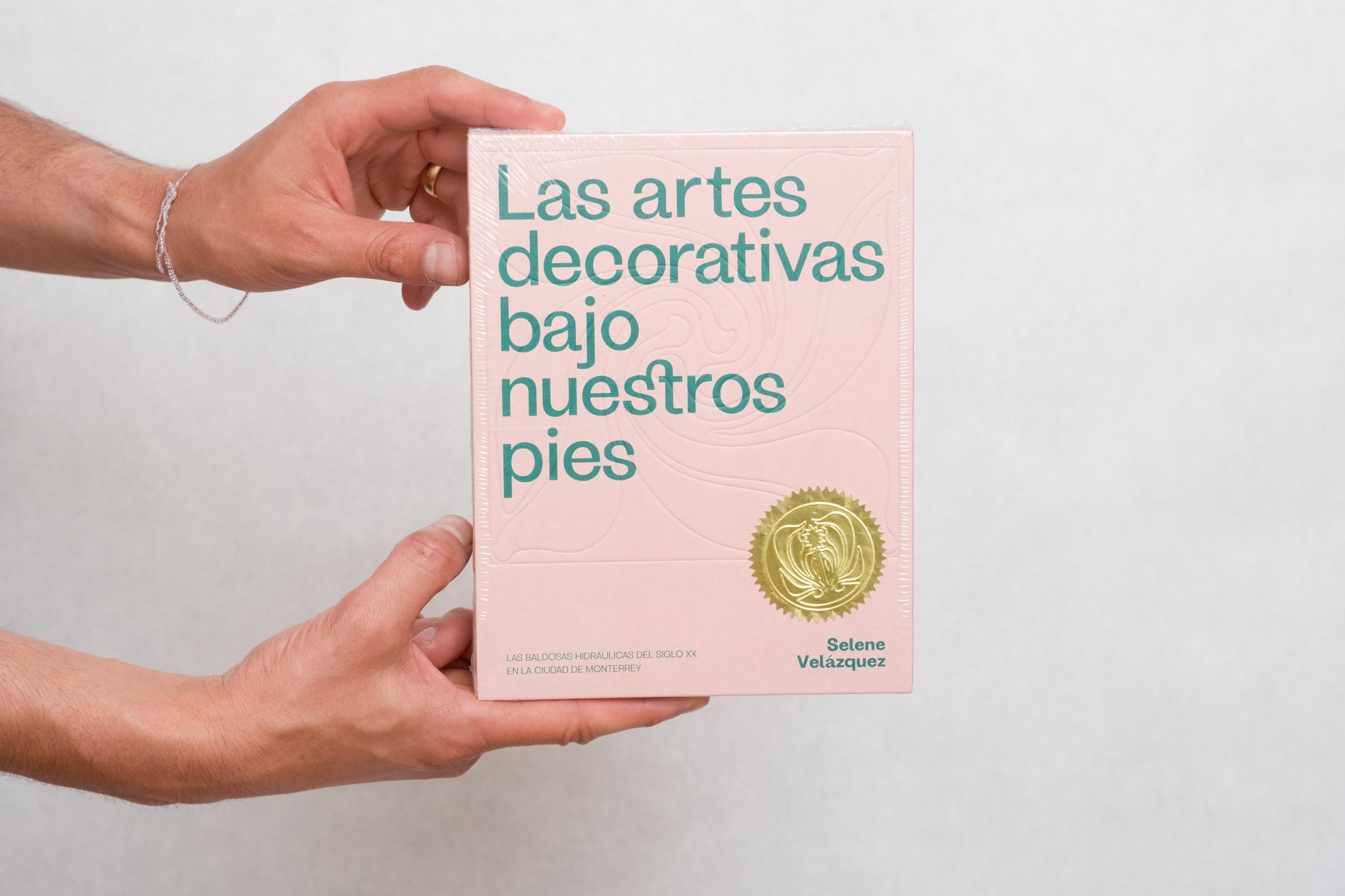 book las artes decorativas bajo nuestros pies SELENE VELÁZQUEZ RESTAURIKA